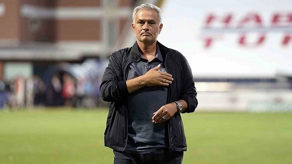 Otel yemeklerinden sıkılan Mourinho, zaman zaman otelden birkaç yüz metre ötedeki Beşiktaş'taki favori dönercisine (kebapçıya) gidip orada yemeğini yiyor. Mourinho, gittiği restoranda fotoğraf çekilmemesi konusunda sıkça uyarılarda bulunuyor.