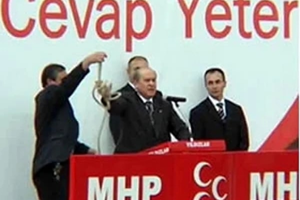 2007 seçim mitinginde o tarihi an yaşandığında herkes tepkinin sertliğinden bahsediyordu. Bahçeli, Erdoğan'a, "Oğluna gemi alacak kadar paran var Apo'yu asacak kadar mı bulamadın. Al sana ip as da görelim." diyordu.