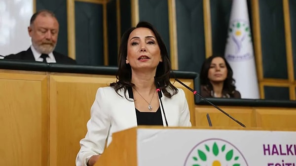 DEM Parti Eş Genel Başkanı Hatimoğulları ise "Orta Doğu'da ve Türkiye'de barışın muhatabı İmralı'da ağır tecrit altında bulunan Abdullah Öcalan'dır. "Evet, bırakın, tecrit kalksın, Sayın Öcalan çıksın, konuşsun. Ne konuştuğunu hep birlikte görelim" ifadelerini kullandı.