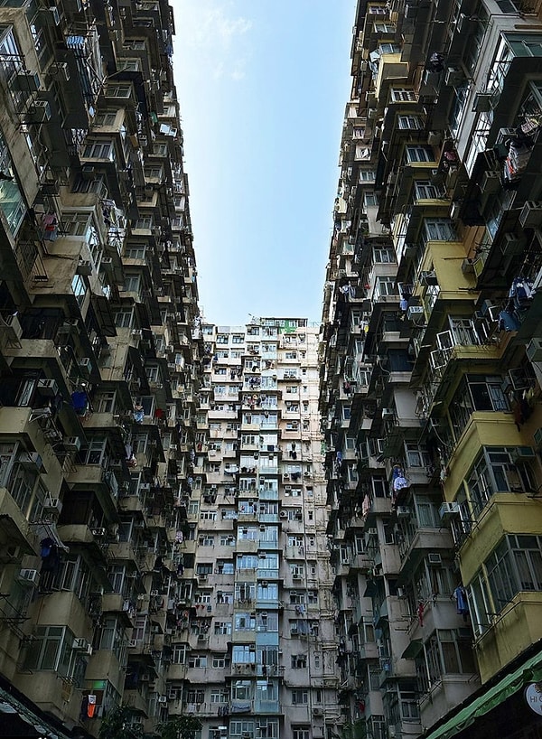 Hong Kong’un simgelerinden biri olan Canavar Bina kimilerine estetik gelse de kimilerine de ürkütücü gelebiliyor. Siz ne düşünüyorsunuz böyle bir yerde yaşar mıydınız?