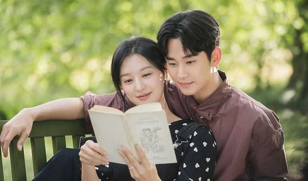 Kim Soo-hyun ve Kim Ji-won'un başrollerde oynadığı 'Queen of Tears' dünya genelinde çok popüler bir yapım. Dizi, alışveriş merkezleri kraliçesi ile küçük bir kasabada büyümüş olan kocasının aşkının yeniden alevlenmesini konu alıyor. Peki siz diziyi izlediniz mi? Bu hikayeyi Türkiye'den kimler oynamalı? Yorumlara buyrun...