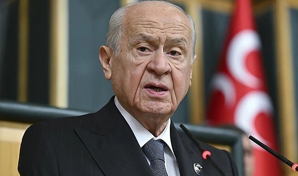 Devlet Bahçeli'nin partisinin grup toplantısında terörist başı Abdullah Öcalan'la ilgili "Şayet tecridi kaldırılırsa gelsin, TBMM’de DEM Parti toplantısında konuşsun." ifadeleri sonrası benzer bir senaryoyu Vatan Partisi Genel Başkanı Doğu Perinçek'in 4 yıl önce katıldığı bir televizyon programında anlattığı ortaya çıktı.