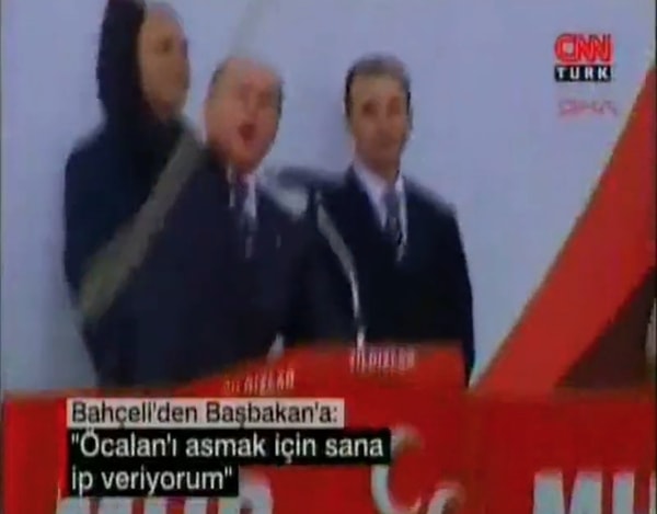 Sosyal medya kullanıcıları, Bahçeli'nin 2007 yılında Öcalan'ı asmak için dönemin Başbakanı Recep Tayyip Erdoğan'a urgan attığı videoyu paylaştı.