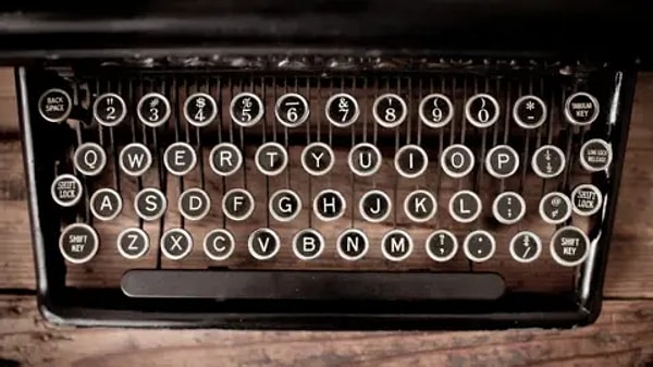 QWERTY klavye düzeni, ilk kez 1878'de Christopher Latham Sholes tarafından patentlendi ve bugün hala standart klavye düzeni olarak kabul ediliyor.