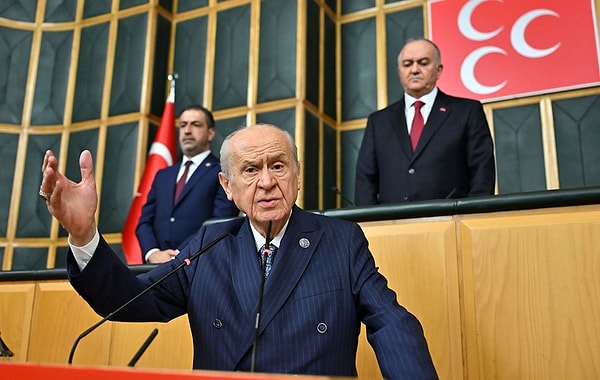 Türkiye gündeminde bugün MHP Genel Başkanı Devlet Bahçeli'nin grup toplantısında yaptığı konuşma var. Bahçeli "Terörist başının tecridi kaldırılırsa, gelsin TBMM DEM Parti Grup Toplantısı'nda konuşsun, terörün tamamen bittiğini ve örgütün lağvedildiğini haykırsın" ifadelerini kullanınca gündem bir anda sarsıldı.