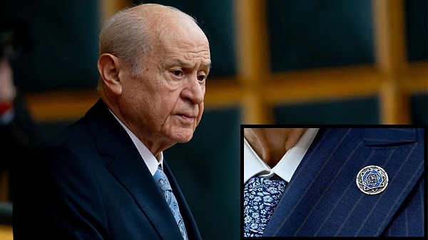 Bahçeli'nin yaptığı konuşma çokça tepki çekerken, taktığı rozetin anlamı da bir o kadar merak uyandırdı.