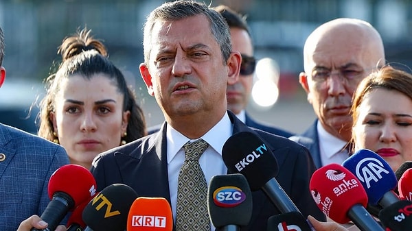 Cumhuriyet Halk Partisi (CHP) Genel Başkanı Özgür Özel, Diyarbakır'da kadın sivil toplum kuruluşları ile kahvaltı programında bir araya geldi. Burada konuşan CHP lideri Özgür Özel, MHP lideri Bahçeli'nin 'Öcalan' çağrısına yanıt verdi.