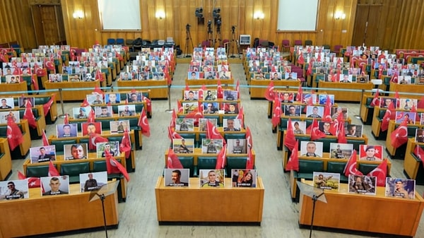 İYİ Parti'nin bugün gerçekleştirdiği grup toplantısında salona, terör örgütü tarafından şehit edilen kahraman Türk askerlerinin fotoğrafları yerleştirildi.