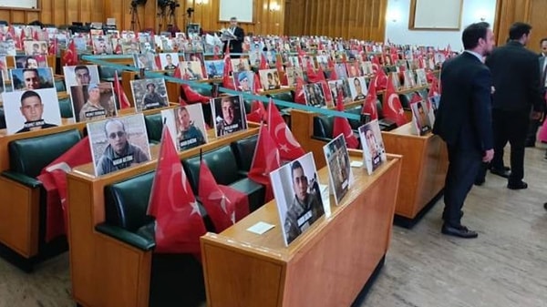 İYİ Parti Genel Başkanı Müsavat Dervişoğlu Partisinin grup toplantısında konuştu. Konuşması sırasında Dervişoğlu, Bahçeli'nin çağrısına tepki olarak kürsüden idam ipi fırlattı. Dervişoğlu bu sırada '''Abdullah Öcalan'ı asamadınız ama bu büyük milletin hayallerini astınız. Al şimdi bu ipi, baş köşede başının ucuna as'' dedi.