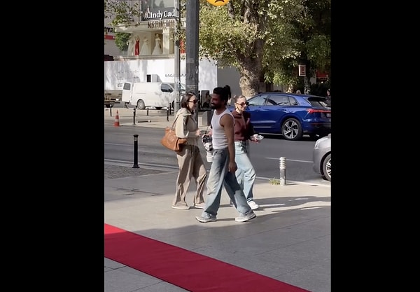 Bir sosyal medya kullanıcısı İstanbul sokaklarında insanların önüne kırmızı halı sererek üzerinde yürümelerini istedi.