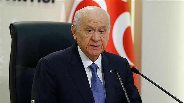 Bahçeli, kürsüden yaptığı konuşmada “Şayet teröristbaşının tecriti kaldırılırsa, gelsin DEM Parti grup toplantısında konuşsun, terörün bittiğini, örgütün lağvedildiğini ilan etsin” demişti.