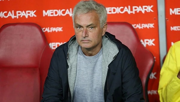 Portekizli teknik adama, ''Manchester United maçına nasıl bir oyun planıyla çıkacaksınız?'' sorusu soruldu. Mourinho ise bu soruya, ''Gazeteleri okuyacağım, televizyonları izleyeceğim ve uzmanlar ne diyorsa onu yapacağım.'' diyerek cevap verdi.