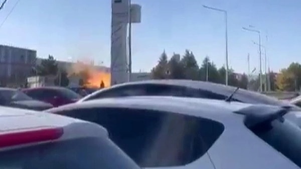 Ankara’da bu akşam saatlerinde düzenlenen terör saldırısında 5 vatandaşımız şehit oldu. T24’te yer alan habere göre, şehit olanlardan biri TUSAŞ fabrikasında makine başmühendisi Zahide Güçlü. Şehit olan Güçlü’nün, evlilik yıldönümü nedeniyle eşinin gönderdiği çiçeği almak için nizamiyeye indiği sırada saldırganların hedefi olduğu öğrenildi.