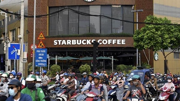 Vietnam’da binlerce yerel kafe varken, Starbucks’ın başarılı olabilmesi için menüsünü ve stratejisini yerel müşterilere hitap edecek şekilde uyarlaması gerekiyor.