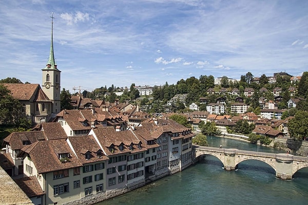 Bern, İsviçre’deki federal hükümetin bazı binalarına ev sahipliği yapmaktadır ve bu nedenle halk arasında "başkent" olarak bilinir. Ancak aslında İsviçre hükümetinin tüm organları Bern'de toplanmış değildir.