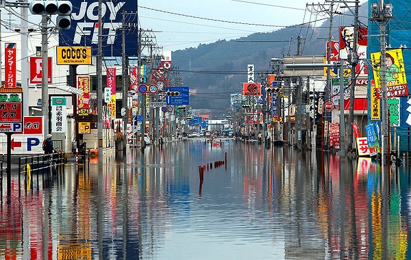 Aslında bu değişimler, Japonya’daki depremin etkisinden çok daha büyük. Örneğin, bir yıl boyunca atmosferik değişiklikler nedeniyle gün uzunluğu yaklaşık bir milisaniye artıp azalabiliyor.