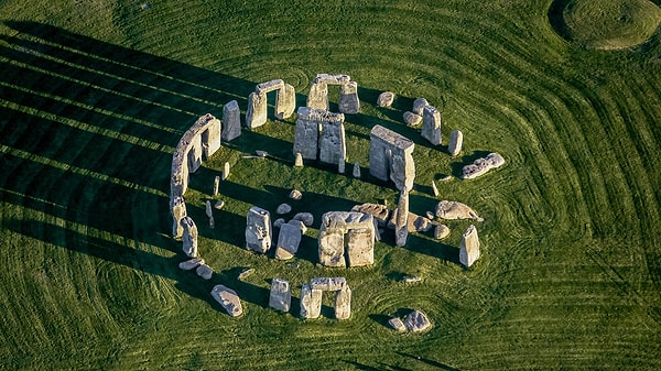 1. Devasa taşlarla oluşturulmuş bir megalit yapı olan Stonehenge, hangi ülkede yer alıyor?