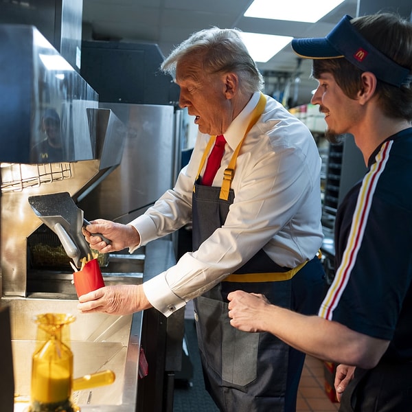 Eski ABD Başkanı ve Cumhuriyetçi aday Donald Trump kasım ayında yapılacak seçimler için çok sıra dışı bir kampanya yürütüyor. Trump geçtiğimiz günlerde bir McDonald's fast-food restoranında çalıştı. Müşteriler için patates kızarttı ve siparişleri topladı.