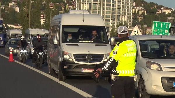 İstanbul TEM Otoyolu Avcılar istikametinde hatalı sürücüler için uygulama yapan trafik ekipleri, emniyet şeridi ihlali yapan bir sürücüye cezai işlem uyguladı.