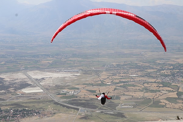 Sabah Gazetesi’nde yer alan habere göre, teröristler Türkiye’ye paramotorla Suriye’den giriş yaptı.