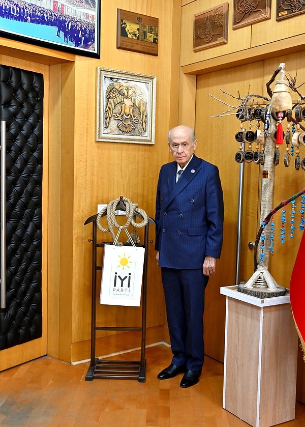 MHP kaynakları İYİ Parti'den urganı talep etmiş, İYİ Parti ise MHP Genel Merkezi'ne atılan urganı göndermişti. MHP lideri Bahçeli ise makam odasına astığı urgan poz vermişti.