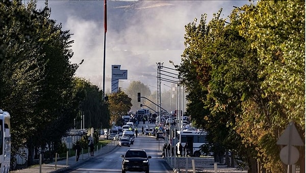 Geçtiğimiz akşam TUSAŞ'ın (Türk Havacılık ve Uzay Sanayii A.Ş) Ankara Kahramankazan'daki yerleşkesinde terör saldırısı düzenlendi. Giriş kapısındaki patlamanın ardından, gelen silah sesleri sonrası 22 kişi yaralanırken maalesef 5 vatandaşımız da şehit oldu.