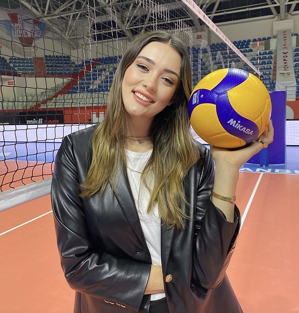 Bu isimlerin başında Zehra Güneş geliyor tabii ki. Hem Türkiye kadın milli voleybol takımı hem de Sultanlar Ligi ekiplerinden VakıfBank'ta orta oyuncu olarak ter döken Güneş, başarıları kadar güzelliğiyle de ön planda elbette.