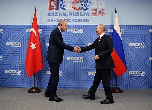 Hindistan'ın Türkiye'nin BRICS üyelik teklifini reddettiği iddia edildi. Alman BILD gazetesinin iddiasına göre Hindistan, düşmanı Pakistan ile Ankara'nın iyi ilişkilerini gerekçe göstererek teklifi reddetti. Gerekli oybirliği sağlanamadı.