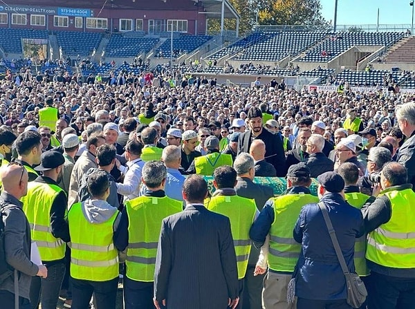 FETÖ elebaşı Gülen'in Pensilvanya eyaletindeki çiftlik evine yaklaşık 1 saat uzaklıktaki stadyuma Türk basını alınmazken, ABD polisi Türk gazetecilerin görüntü çekmesine engel oldu.