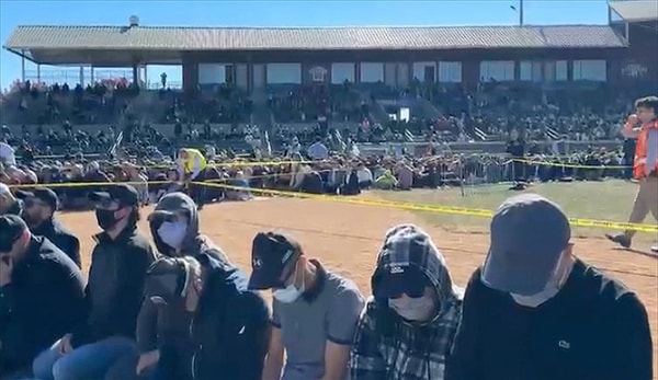 Öğlen saatlerinde stadyuma akın eden FETÖ mensuplarının şapka ve maskelerle yüzlerini kapadığı, açıkta kalan göz bölgelerini de gözlük takarak gizlenmeye çalıştıkları gözlendi.