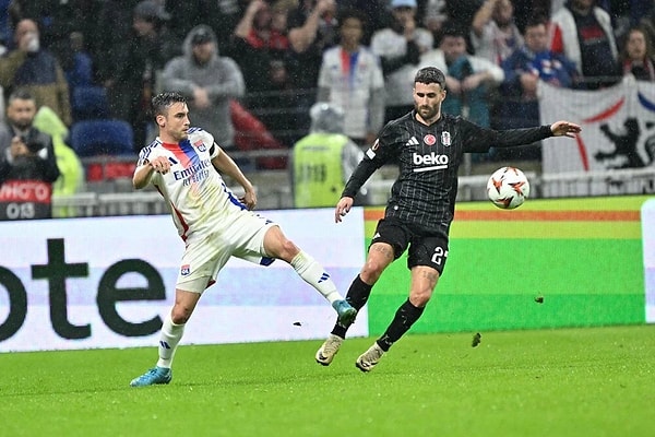 Beşiktaş, deplasmanda karşılaştığı Lyon'u 1-0 mağlup etmeyi başardı. Zorlu geçen mücadelede gülen taraf temsilcimiz Beşiktaş olurken, maç sonrasında birçok yorum geldi. Dilerseniz, daha fazla vakit kaybetmeden maça gelen tepkilere bi' bakalım!