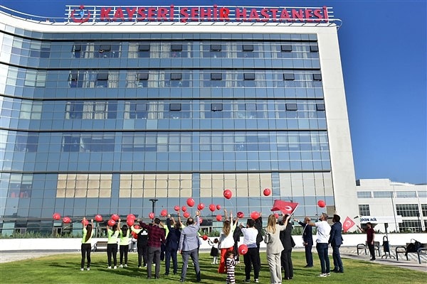 Hastanelerde çocuk sağlığı ve hastalıkları bölümü uzman kadrolarında açık yaşanıyor. Diğer bölümlere göre çalışma koşulları ağır olan ve ekonomik olarak da diğer branşlara göre daha az geliri olan pediatri bölümü, yeni mezun öğrenciler tarafından tercih edilmiyor.