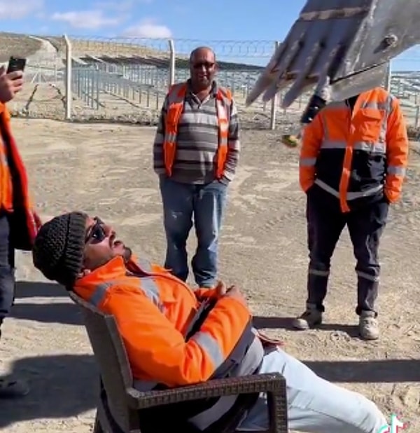 Videoda, kepçe operatörü bir adet baklavayı çatalla alarak, sandalyede oturan arkadaşına kusursuz bir şekilde yedirdi.