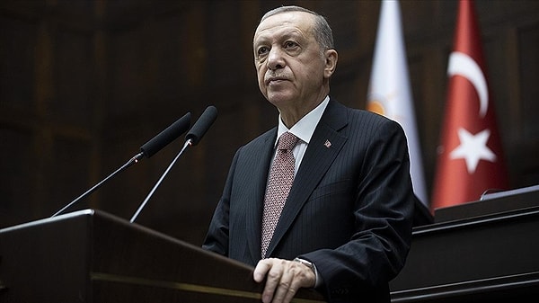 Cumhurbaşkanı Erdoğan, terör saldırısı sonrasında sosyal medyada yapılan yayınlara da tepki gösterdi. Erdoğan, “Sosyal medya mecraları terör örgütünün eksik kalan yanlarını tamamlayan bir operasyon aygıtına dönüşmüş durumda.” dedi.