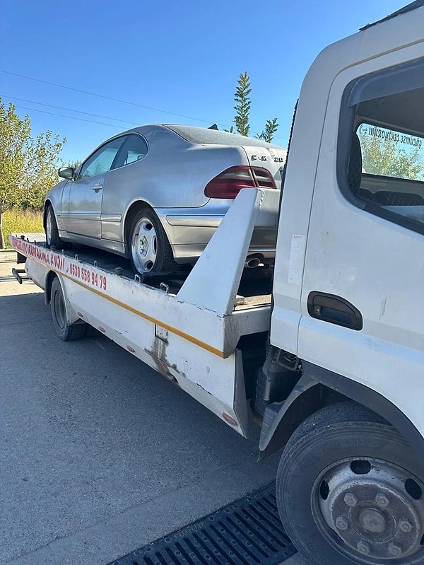 Havalimanı Müdürlüğü gerekli mevzuatlar gereği otoparkta unutulan 2000 Model BMW ile 2001 Model Mercedes marka otomobili araçlara yükleyip teslim edilmek üzere Gümrük Müdürlüğü'ne gönderdi.