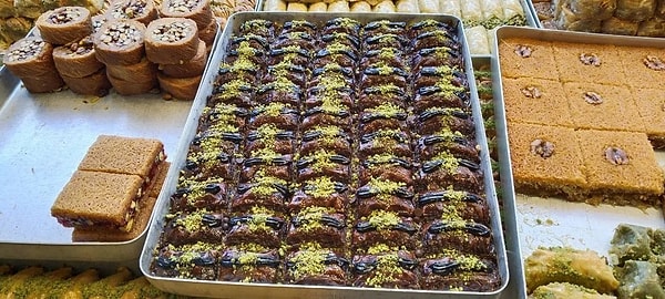 Bu furyaya son olarak Dubai baklavası eklendi. Edirneli baklava ustası Halil İbrahim Özer, Dubai baklavası üretti. Baklavanın kilosu ise 800 TL'den satılıyor.