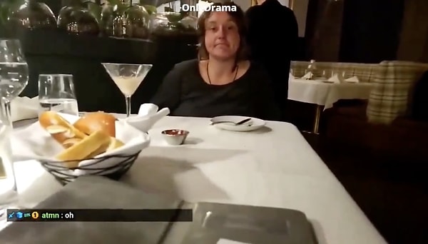 Bir yayıncı, evsiz bir kadını güzel bir restorana götürüp birlikte yemek yedikleri anları canlı yayında takipçileriyle paylaştı.