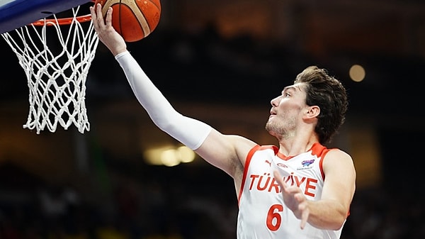 Milli yıldız Cedi Osman, bir süredir Amerika'da NBA'de boy gösteriyordu. Tecrübeli oyuncu bu yaz sürpriz bir kararla Avrupa basketboluna döndü.