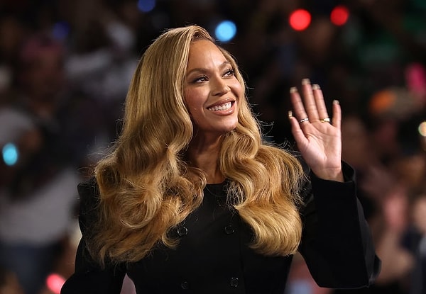 Ünlü şarkıcı Beyonce, Kamala Harris için bir mitinge katılarak "Ben burada bir ünlü olarak değilim, bir politikacı olarak değilim. Ben burada bir anne olarak bulunuyorum" açıklamalarında bulunmuş ve Harris'i desteklediğini duyurmuştu.