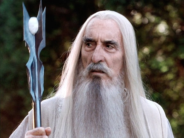 İngiliz oyuncu Christopher Lee sinema tarihinde pek çok başarılı filmde rol aldı ancak onu çoğumuz Saruman olarak tanıyoruz. 2015 yılında 93 yaşındayken hayatını kaybeden ünlü oyuncu, Yüzüklerin Efendisi serisinde güçlü karakter özellikleriyle bilinen Saruman'ı harika bir performansla canlandırmıştı.