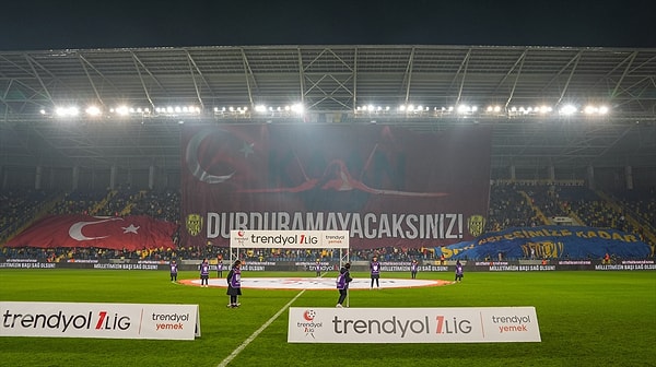 Maraton Tribünü'nde açılan dev koreografide, milli muharip uçak "KAAN"ın görseli ve Türk bayrağı yer aldı. Koreografide, "Milli Muharip Uçak KAAN. DURDURAMAYACAKSINIZ!" yazısı dikkat çekti.