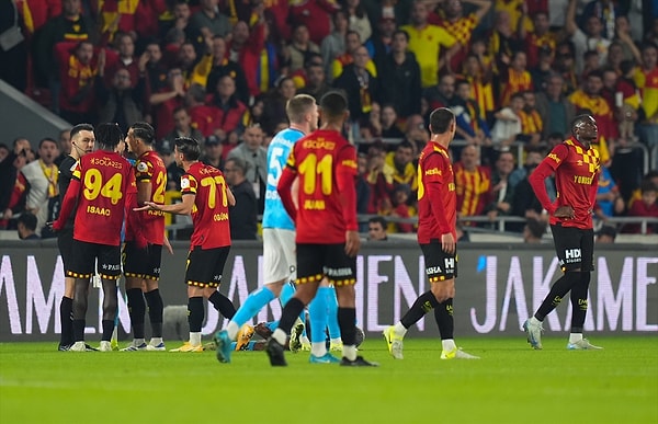 Göztepe, 28.dakikada on kişi kaldığı maçta tarihi bir galibiyet elde etti. İzmir ekibi üstün oynadığı futbolu on kişiyken de sürdürmeyi başardı.