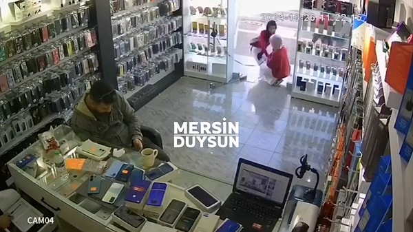 İki kadın köpeği bir süre sevdikten sonra dükkandan ayrıldı.