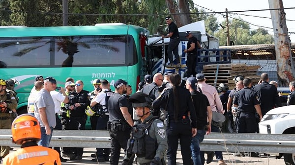 İsrail polisi, kamyonu süren saldırganın vurularak öldürüldüğünü duyurdu. Saldırganın kimliği açıklanmadı.