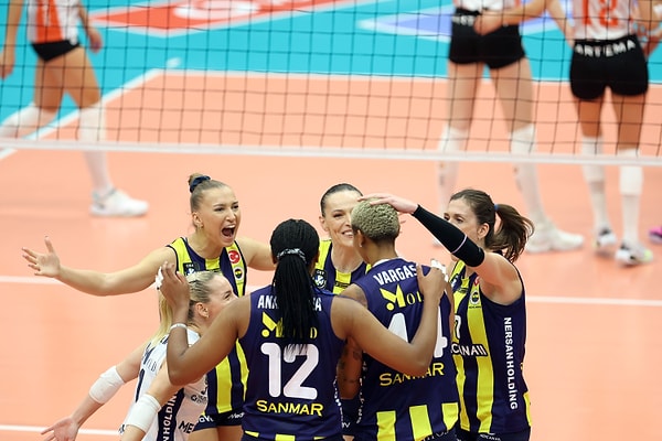 Sultanlar Ligi'nin beşinci haftasında Fenerbahçe Kadın Voleybol Takımı, Eczacıbaşı Dynavit’e konuk oldu.