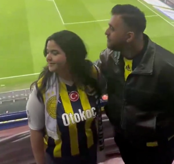 Bir Fenerbahçe taraftarı, binlerce seyircinin önünde sevgilisine evlenme teklifi ederek tribünleri coşkuya boğdu.