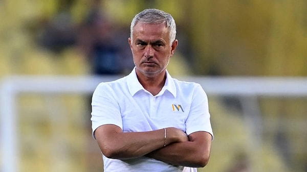 Basın toplantısı uzadığı için Galatasaray maç sonunda toplanıya katılmayan Jose Mourinho, bu kez İsmet Taşdemir'e teşekkür ederek gündem oldu.