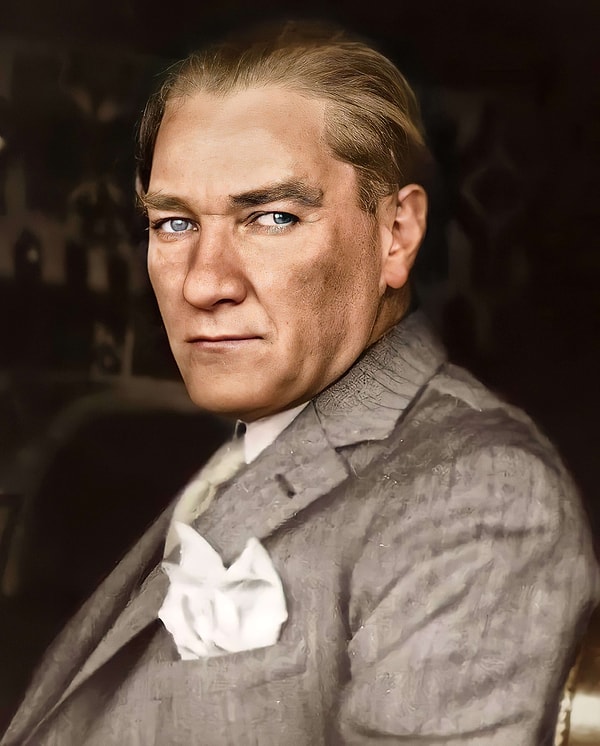 Atatürk'ün hayatını memleket meselelerine adadığı için erken yaşta öldüğünü söyleyen Toroğlu, "Cahil adam Atatürk'ü sevmez.  Ama bazılarını fena korkutmuş. Atatürk'ten korkmayın, sevin. Size bir kötülük yapmadı. O büyük adama saygı duyun." dedi.