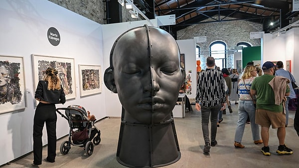 14 ülkeden 53 çağdaş sanat galerisi, 4 inisiyatif ve 4 sanat kurumuna ev sahipliği yapan fuar bu sene de giriş fiyatlarıyla gündem oldu.