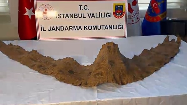 Sözcü'nün haberine göre, bulunan parçalar arasında, 350 cm uzunluğunda ve 37 cm genişliğinde İbranice yazılı bir piton derisi de vardı.